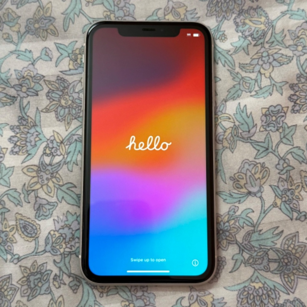 IPhone 11 Bundle - Picture 6 of 13